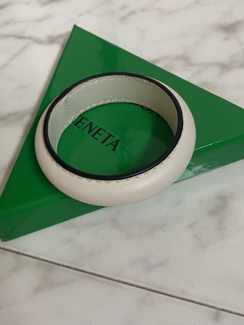 Bottega Veneta/ボッテガ・ヴェネタ　ホワイト　レザーバングル