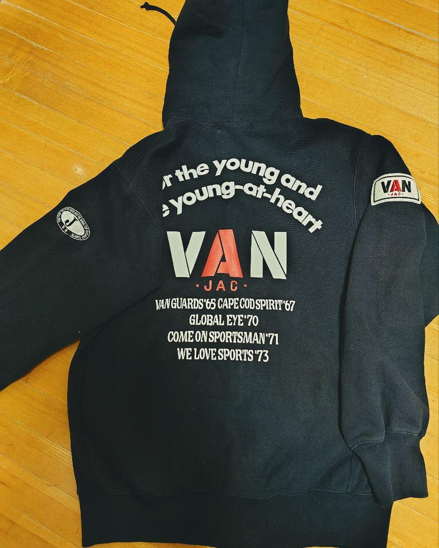 ＶＡＮの希少モデル・美品紺のヨットパーカー＆ワッペンに合わせステッカー付き